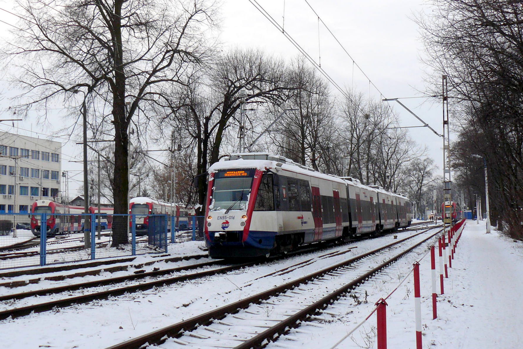 Pociąg EN95 w zimowej scenerii na torach