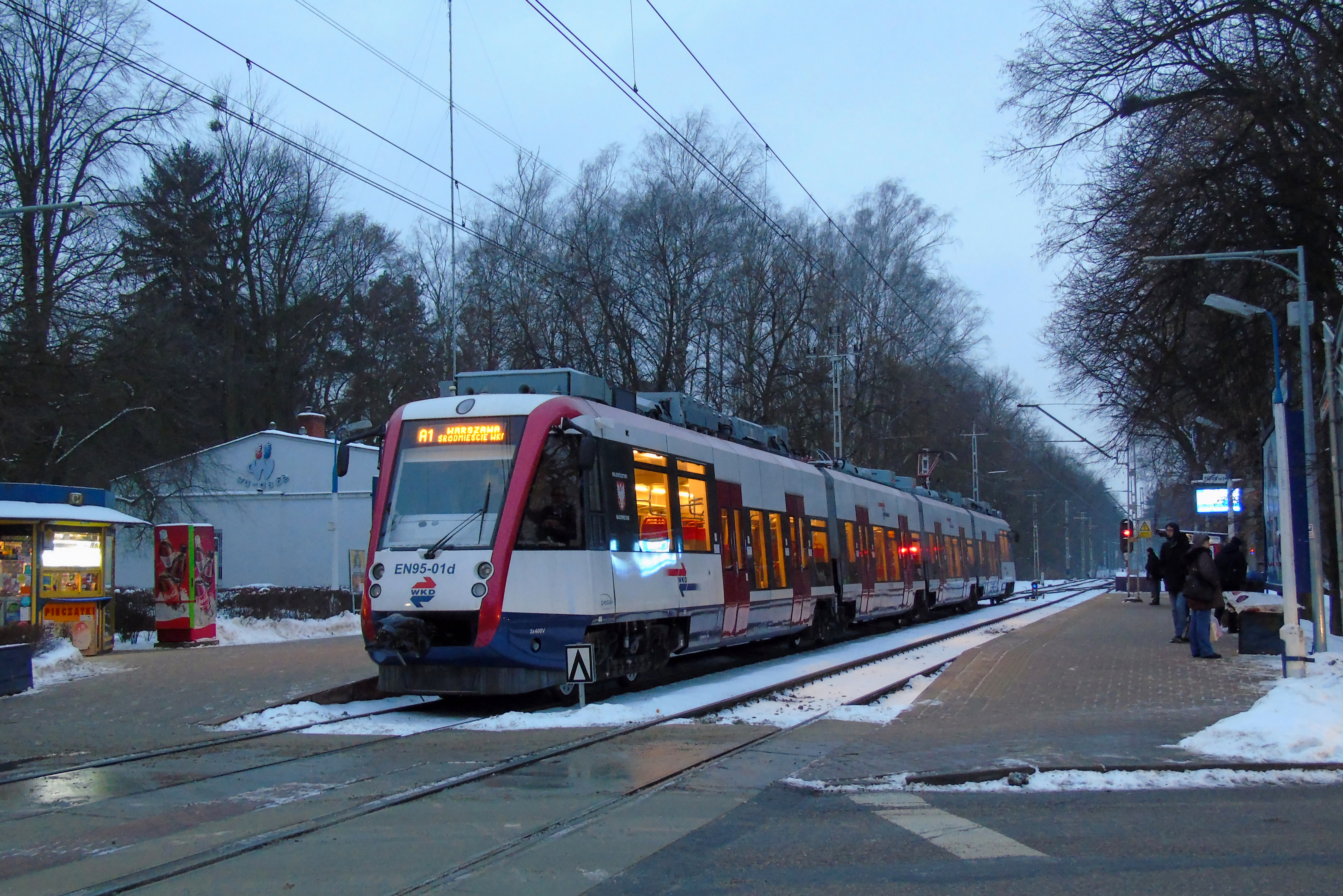 Pociąg EN95 na stacji Podkowa Leśna Główna