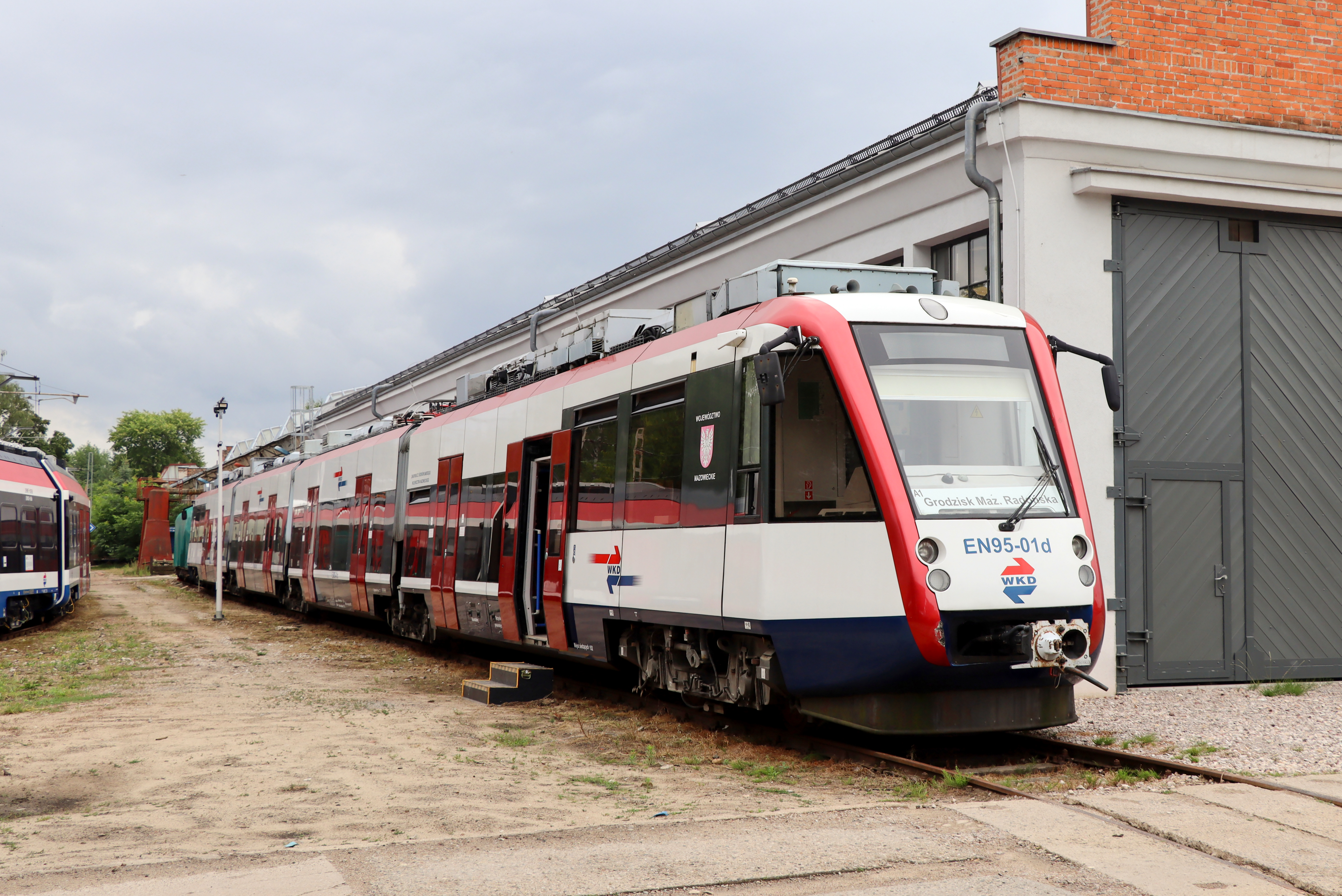 EN95 stojący koło Izby Tradycji EKD/WKD