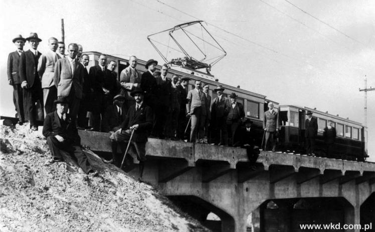 Koniec budowy linii kolei elektrycznej Warszawa – Grodzisk, wrzesień 1927 r. Pokazowy przejazd dla zaproszonych gości oraz dziennikarzy. Do otwarcia linii pozostały niespełna trzy miesiące