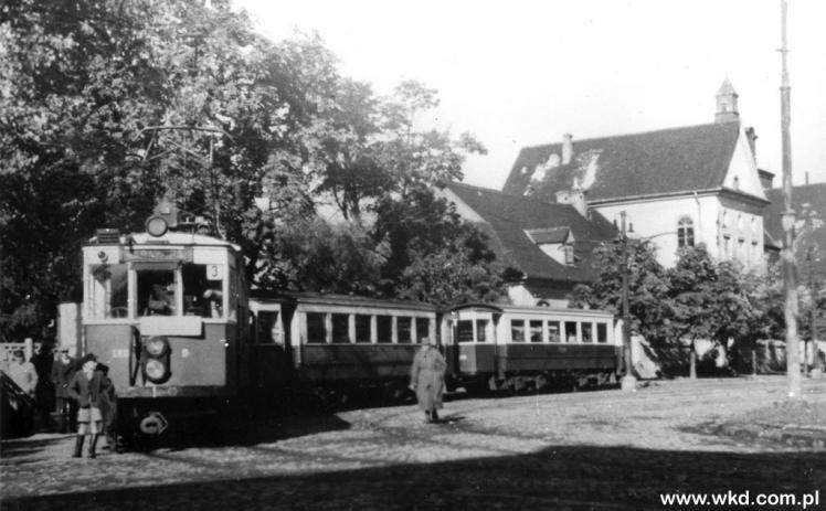 Pociąg EKD prowadzony przez wagon silnikowy nr 9 na końcowym przystanku przy stacji PKP w Grodzisku Mazowieckim, II połowa lat 30-tych XX w. Wagon silnikowy został już wyposażony w dodatkowy, górny reflektor.
