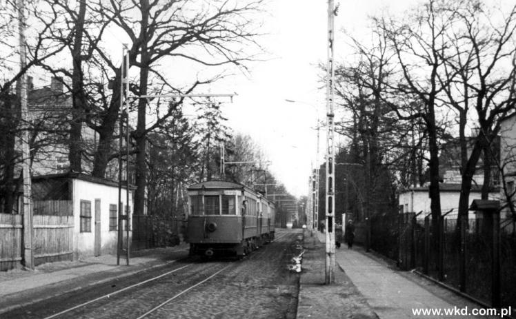 Pociąg WKD na ul. Grudowskiej w Milanówku, zamkniętej dla ruchu kolejowego wraz z wycofaniem taboru serii EN80, początek lat 70-tych XX w.