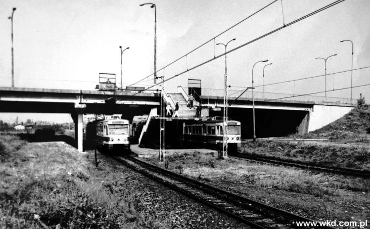 Elektryczne zespoły trakcyjne serii EN94 na przystanku osobowym „Warszawa Aleje Jerozolimskie”, lata 80-te XX w.