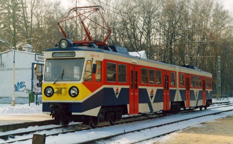 Elektryczny zespół trakcyjny EN94-17 w nowych barwach WKD, wprowadzonych w 2002 r., stacja Podkowa Leśna Główna