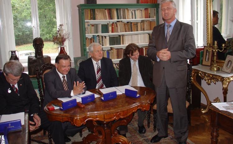 Uroczystość podpisania umowy sprzedaży udziałów spółki PKP WKD Konsorcjum Samorządowemu, Podkowa Leśna – Stawisko, 30 września 2005 r.