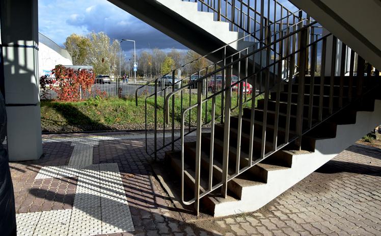 SCHODY PROWADZĄCE NA PRZYSTANEK AUTOBUSOWY W KIERUNKU DWORCA ZACHODNIEGO I CENTRUM